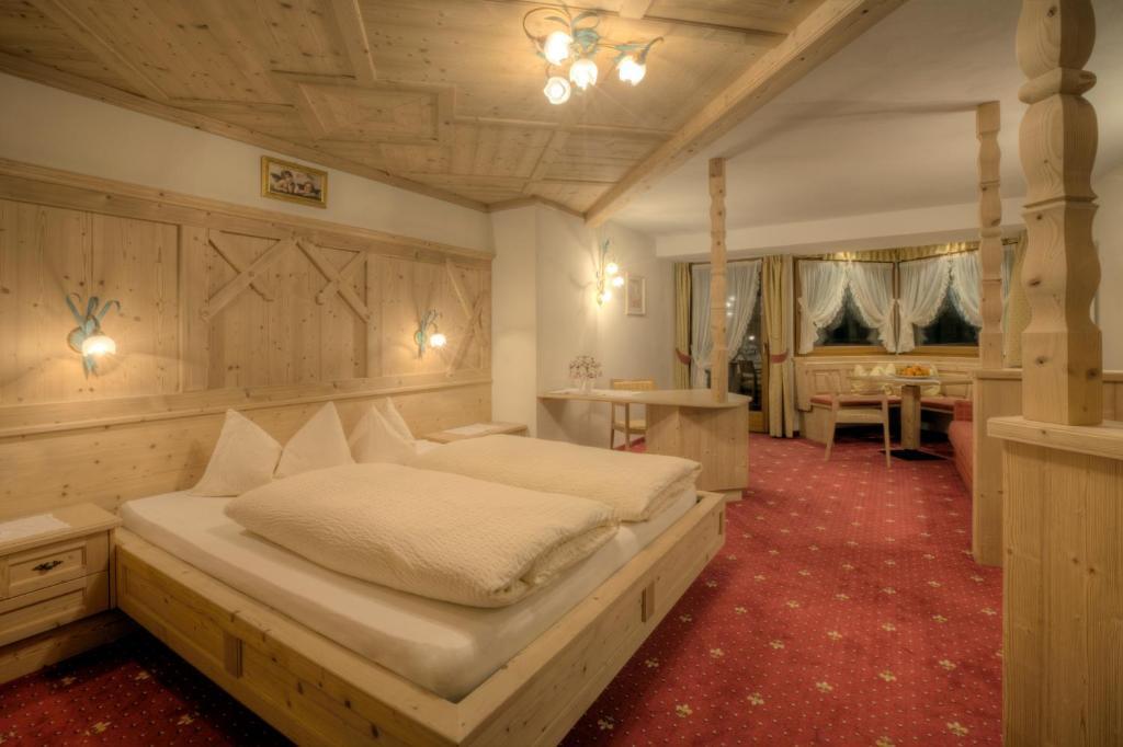 Hotel Ciasa Ai Pini San Cassiano (Badia) Quarto foto