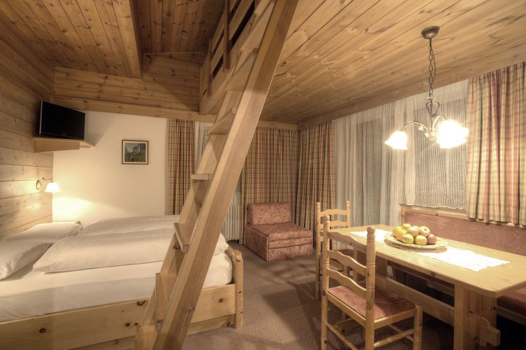 Hotel Ciasa Ai Pini San Cassiano (Badia) Quarto foto