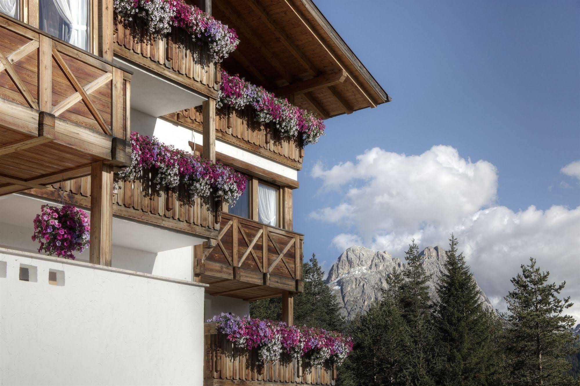 Hotel Ciasa Ai Pini San Cassiano (Badia) Exterior foto